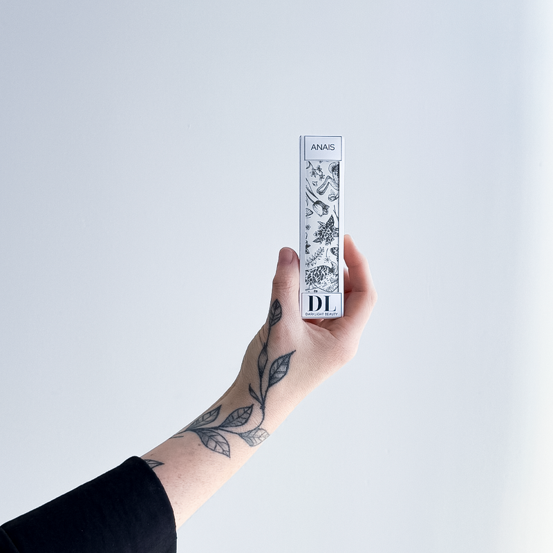 Anais wax melt snapbar with a soft, floral, and sensual fragrance – Darklight Beauty